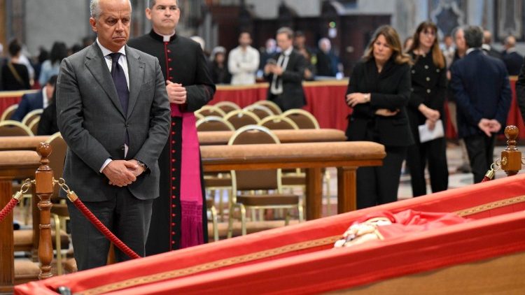 Hata viongozi wa vyama na serikali walitoa heshima