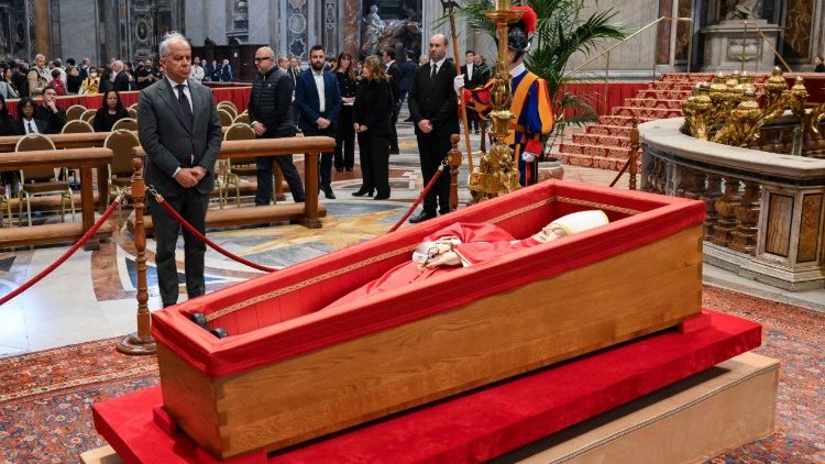 ഫ്രാൻസിസ് പാപ്പായുടെ ഭൗതികശരീരം വിശുദ്ധ പത്രോസിന്റെ ബസലിക്കയിൽ പൊതുദർശനത്തിനെത്തിച്ചപ്പോൾ