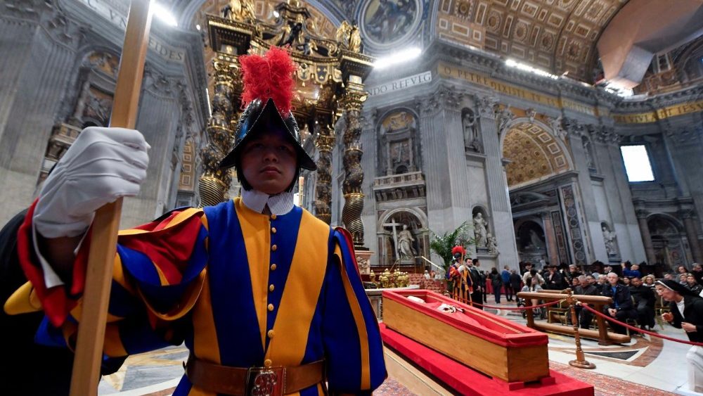 2025.04.23 Omaggio dei fedeli alla Salma di Papa Francesco 2Â°parte