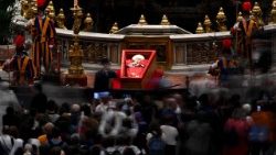 2025.04.23 Wierni w Bazylice Watykańskiej, oddający hołd Zmarłemu Ojcu Świętemu