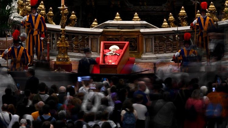 2025.04.23 Wierni w Bazylice Watykańskiej, oddający hołd Zmarłemu Ojcu Świętemu