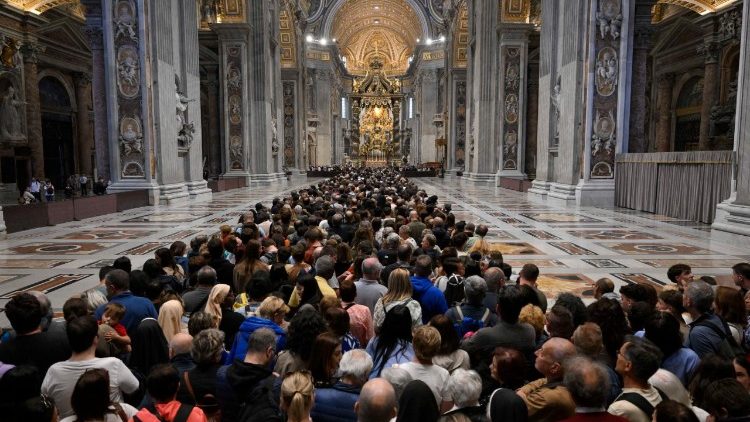 Wierni w Bazylice Watykańskiej, żegnający Papieża Franciszka