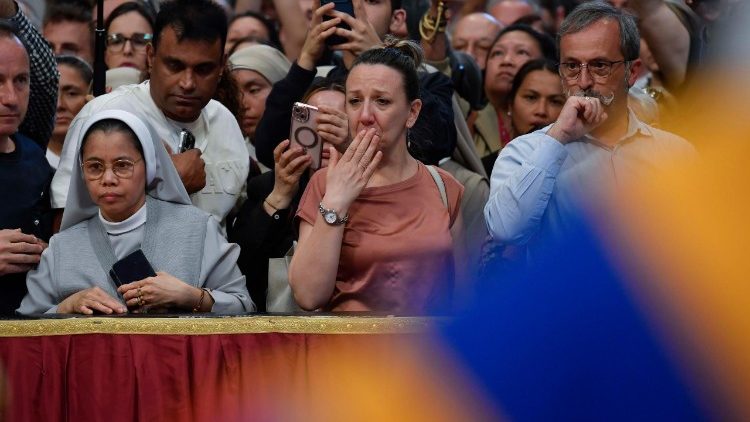 2025.04.23 Omaggio dei fedeli alla Salma di Papa Francesco