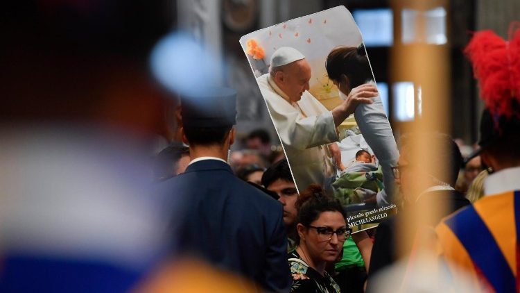 Os fiéis podem prestar homenagens a Francisco até sexta-feira, 25 de abril