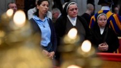 Siostry zakonne wśród osób żegnających Papieża Franciszka