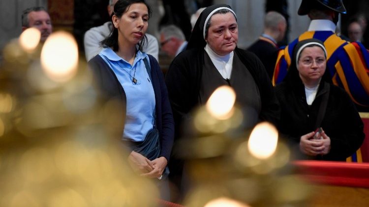 Siostry zakonne wśród osób żegnających Papieża Franciszka