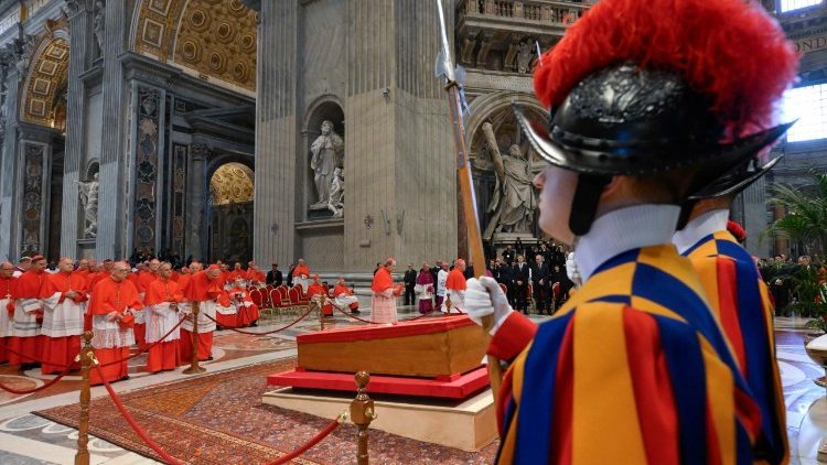 Тленните останки на папа Францис в базиликата "Свети Петър"