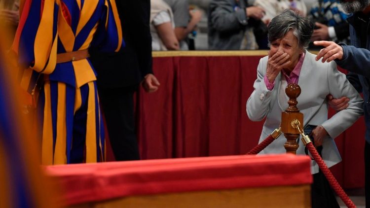 A comoção dos fiéis ao se despedir do Papa