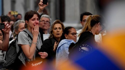 Beten für den verstorbenen Papst