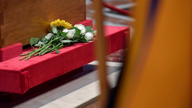 2025.04.24 Omaggio dei fedeli alla Salma di Papa Francesco 3°parte