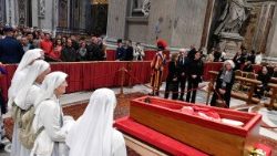 Viele Menschen strömen in den Petersdom