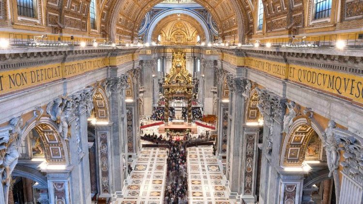 Fiéis em fila para render homenagem ao Papa Francisco