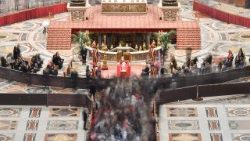 Trumna z ciałem Ojca Świętego w Bazylice św. Piotra w Watykanie