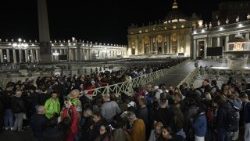 Wierni czekający w kolejce do Bazyliki Watykańskiej, by pożegnać Ojca Świętego Franciszka 