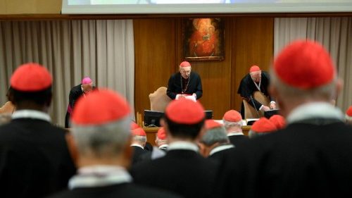 Čtvrté jednání kardinálského sboru: Pohřeb pastýře, nikoli panovníka