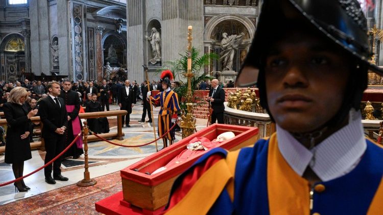 Trumna z ciałem Papieża Franciszka w Bazylice św. Piotra