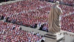 Kapłani zgromadzeni na Mszy św. pogrzebowej Franciszka