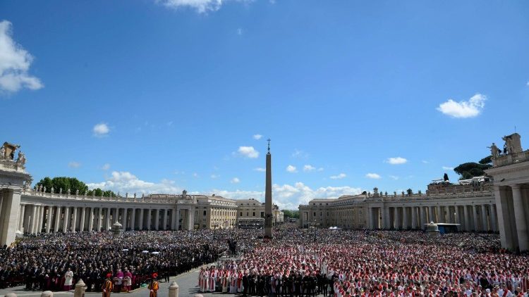 Wokół Bazyliki św. Piotra zebrało się 250 tys. ludzi. Na trasie do bazyliki Matki Bożej Większej, kolejne 150 tys.