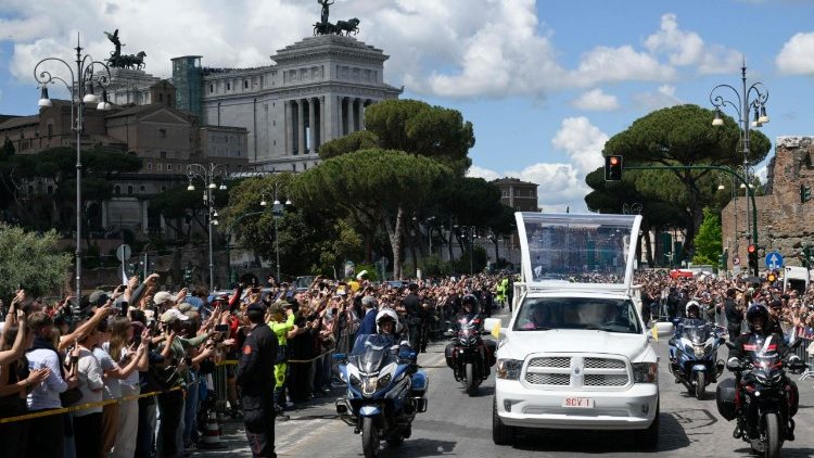 Trumna z ciałem Franciszka była wieziona na starym papamobile