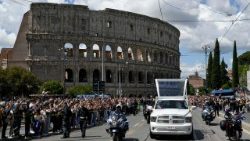 Wzdłuż trasy przejazdu papamobile z trumną papieża Franciszka ustawiły się tłumy ludzi