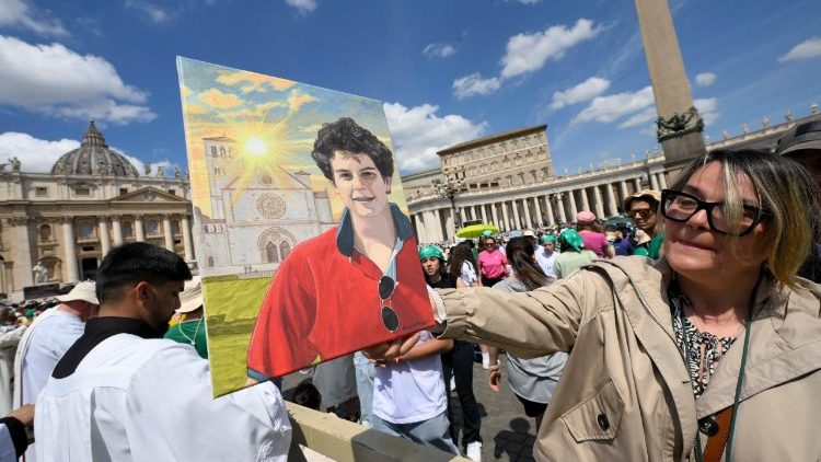 Praça São Pedro neste II Domingo de Páscoa