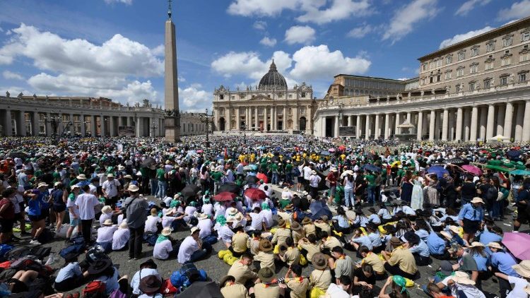 Praça São Pedro neste Domingo da Misericórdia