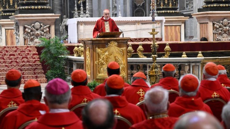 Gambetti bíboros homíliát mond