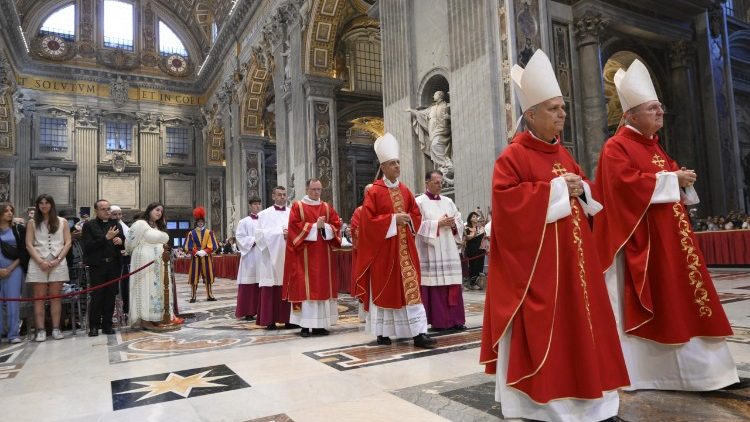 L'ingresso del cardinale Fernández e dei concelebranti