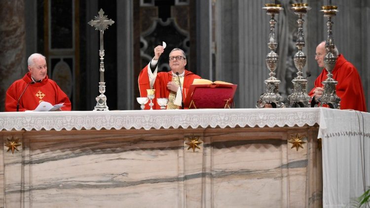 Gugerotti e i concelebranti all'altare