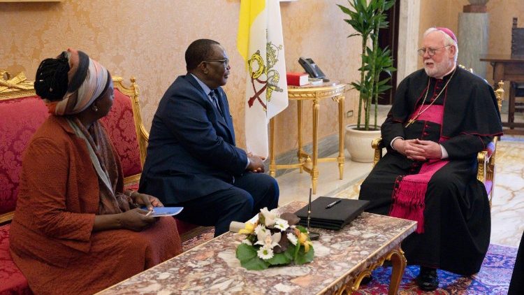 O encontro na Secretaria de Estado entre o vice-presidente do Zimbabué e o arcebispo Paul Richard Gallaghe