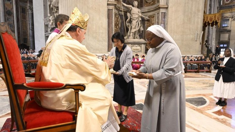 Watawa wanaalikwa kuendelea kuwatia moyo watu wa Mungu ili kutokata tamaa kwenye safari hiyo.  