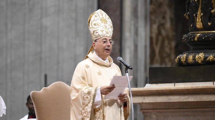 Le cardinal Dominique Mamberti présidant la dernière messe des novemdiales ce dimanche 4 mai 2025.
