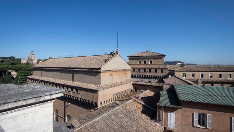 Na dachu Kaplicy Sykstyńskiej zamontowano komin, z którego ukaże się dym