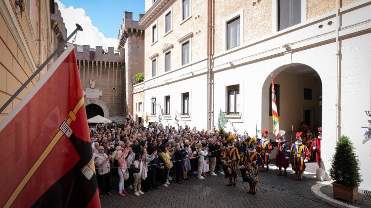 &Agrave; esquerda, o pr&eacute;dio da Caserna da Guarda Su&iacute;&ccedil;a. Ao fundo, o Passetto fo Borgo.