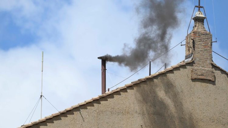 கரும்புகை வெளியிட்ட புகை போக்கி 