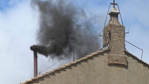 Papstwahl geht weiter: Zum 2. Mal schwarzer Rauch