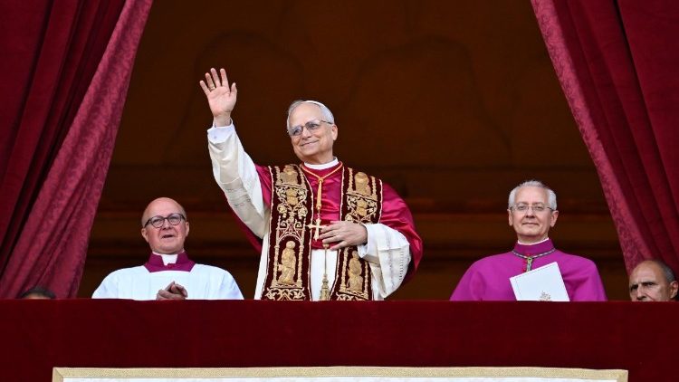 Leone XIV affacciato dalla loggia centrale della Basilica di San Pietro