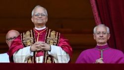 Papst Leo XIV. bei seinem ersten öffentlichen Auftritt auf der Mittelloggia des Petersdoms