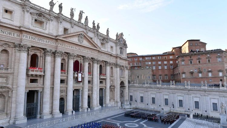 El Papa León XIV desde el balcón central de la Basílica vaticana