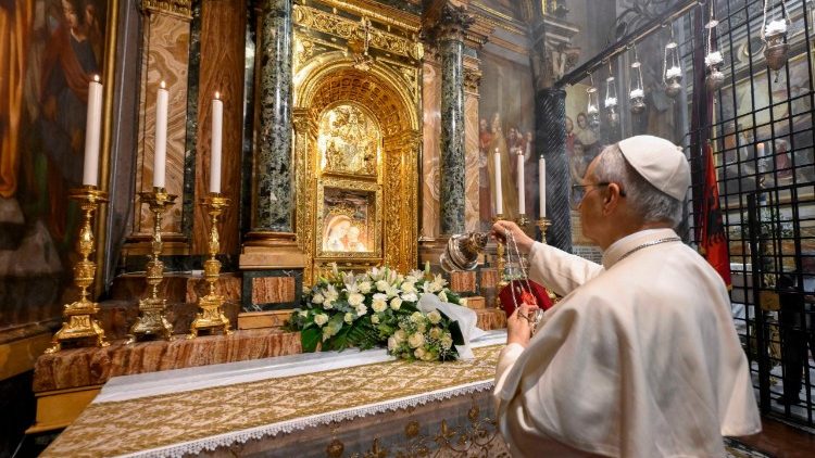 Leão XIV diante da imagem de Nossa Senhora