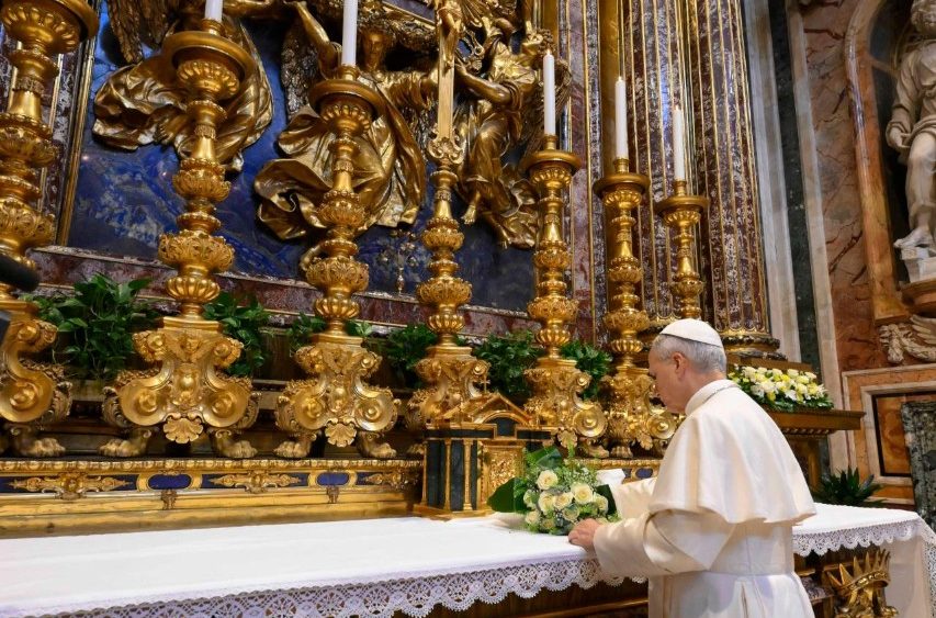 Papa Leon XIV în rugăciune la icoana Fecioarei Maria, ”Salus Populi Romani”, din bazilica ”Santa Maria Maggiore”