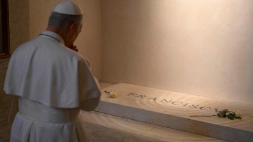 Лев XIV почтил память Папы Франциска молитвой у его гробницы