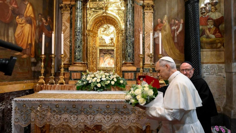 Papa Leon XIV în fața icoanei Fecioarei Maria, maica bunului sfat, din Genazzano