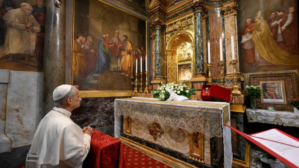 Papa Leon XIV în fața icoanei Fecioarei Maria, maica bunului sfat, din Genazzano