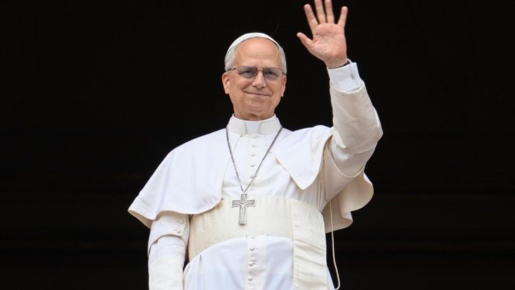 Le Pape Léon XIV, depuis la loggia centrale de la basilique Saint-Pierre, lors du Regina Caeli, le 11 mai 2025. 