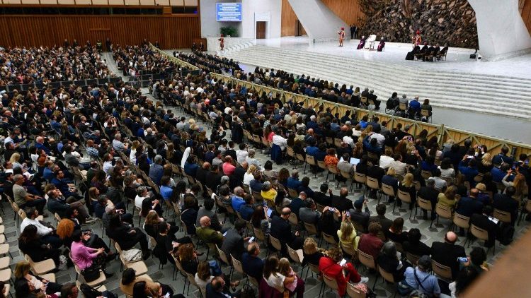 Папа Лев XIV на встрече с журналистами в Зале Павла VI (Ватикан, 12 мая 2025 г.)