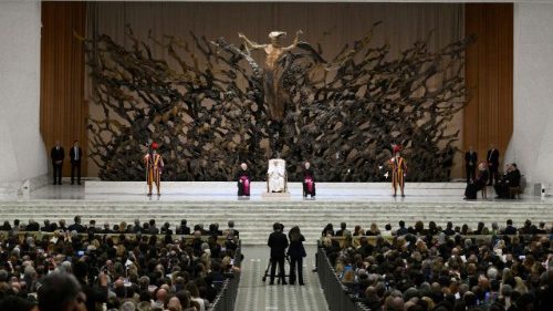 Leon XIV. novinarjem: Zavestno in pogumno izberite pot komunikacije miru