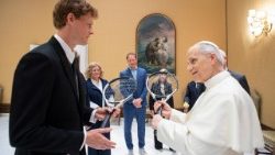Papa Leão XIV e Jannik Sinner em audiência no Vaticano em maio de 2025