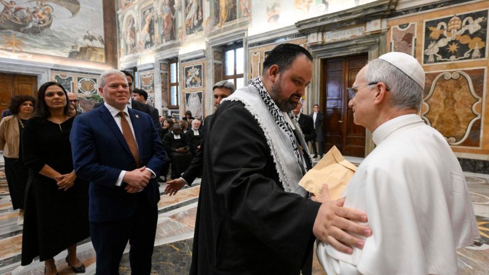 La papa Leon al XIV-lea, un grup de pelerini din institutul Frații Școlilor Creștine