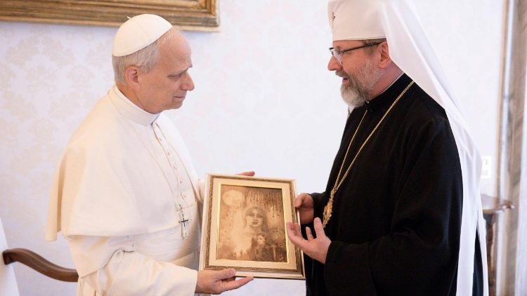 महाधर्माध्यक्ष शेवचुक ने संत पापा को "रिक्वीम प्रार्थना" नामक एक प्रतीकात्मक पेंटिंग भेंट की